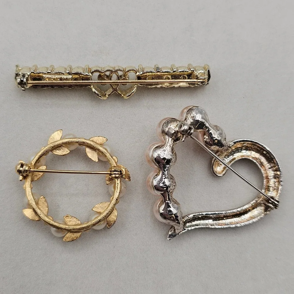 Vintage Brooch Pin Lot 3pc‎ Gold Silver Tone Faux Pearl Heart Wreath Rhinestone